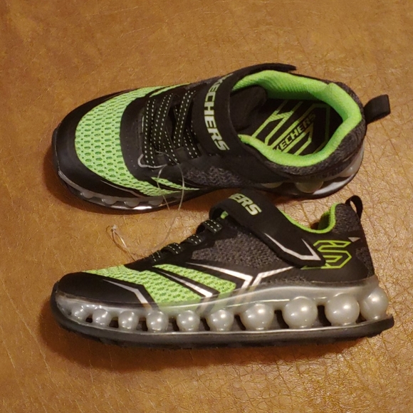 NWOT SKECHERS Air-Cooled Memory Foam Women NWOT Sketchers sneakers